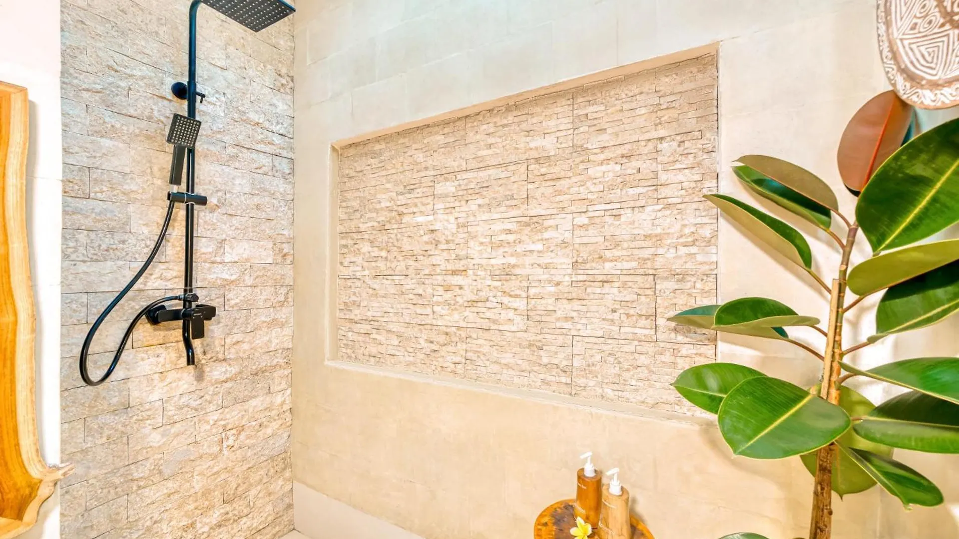 Villa Aurora - Private 6 Bdr Villa In Seminyak, Prime Location, Pool & Garden 인도네시아