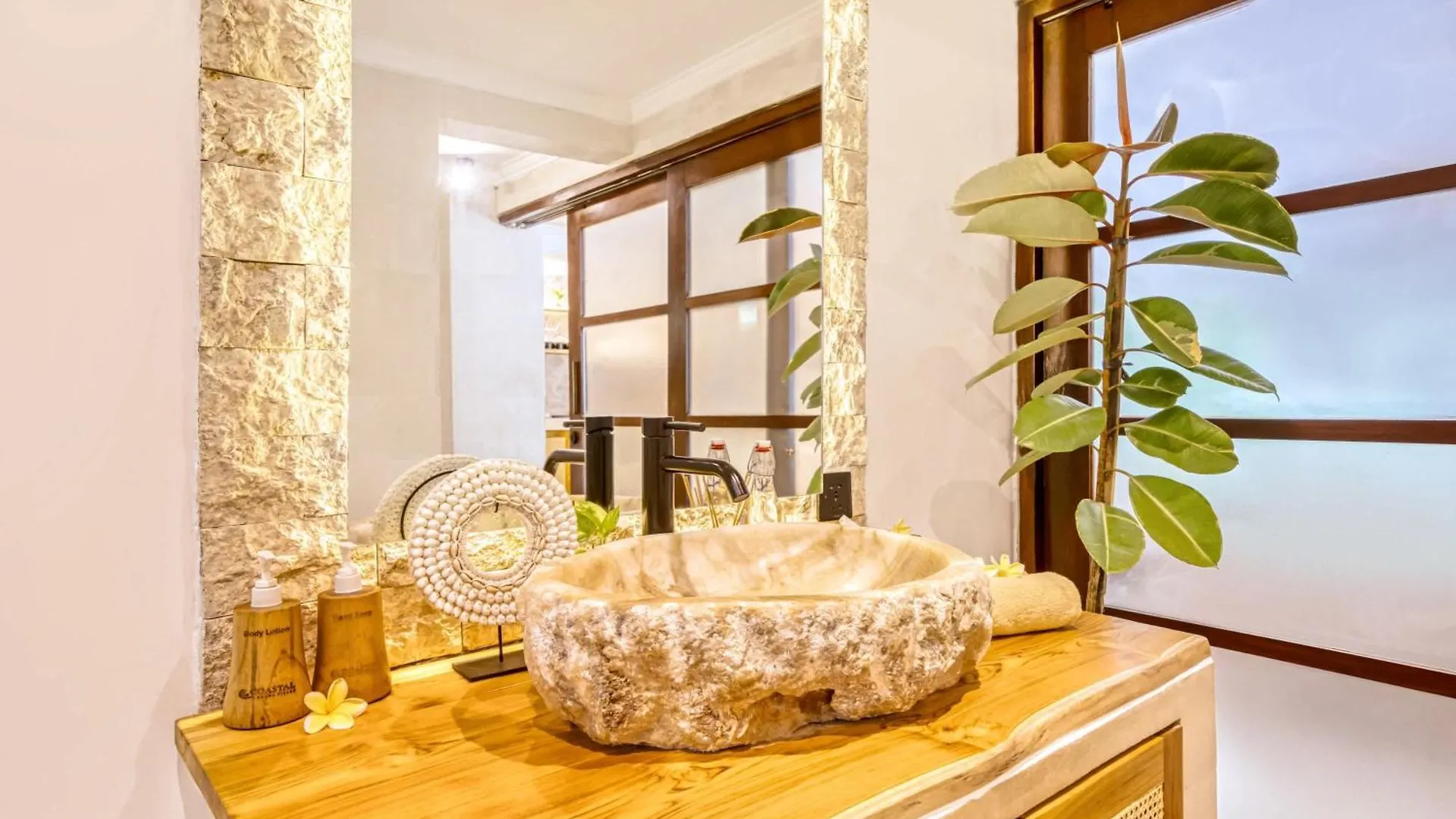 Villa Aurora - Private 6 Bdr Villa In Seminyak, Prime Location, Pool & Garden 인도네시아