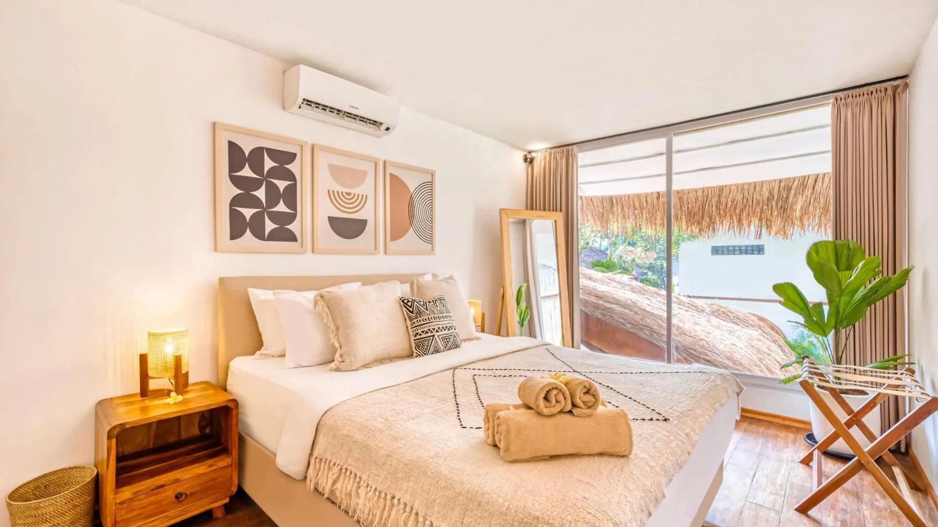 Villa Aurora - Private 6 Bdr Villa In Seminyak, Prime Location, Pool & Garden 세미냑