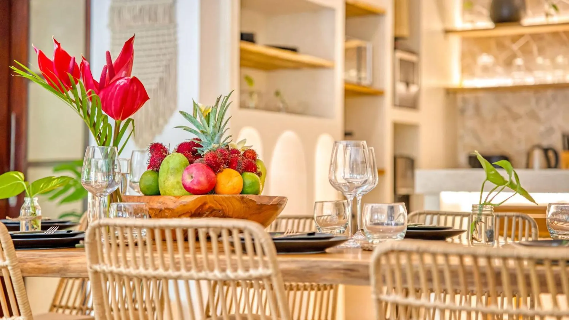 Villa Aurora - Private 6 Bdr Villa In Seminyak, Prime Location, Pool & Garden  세미냑