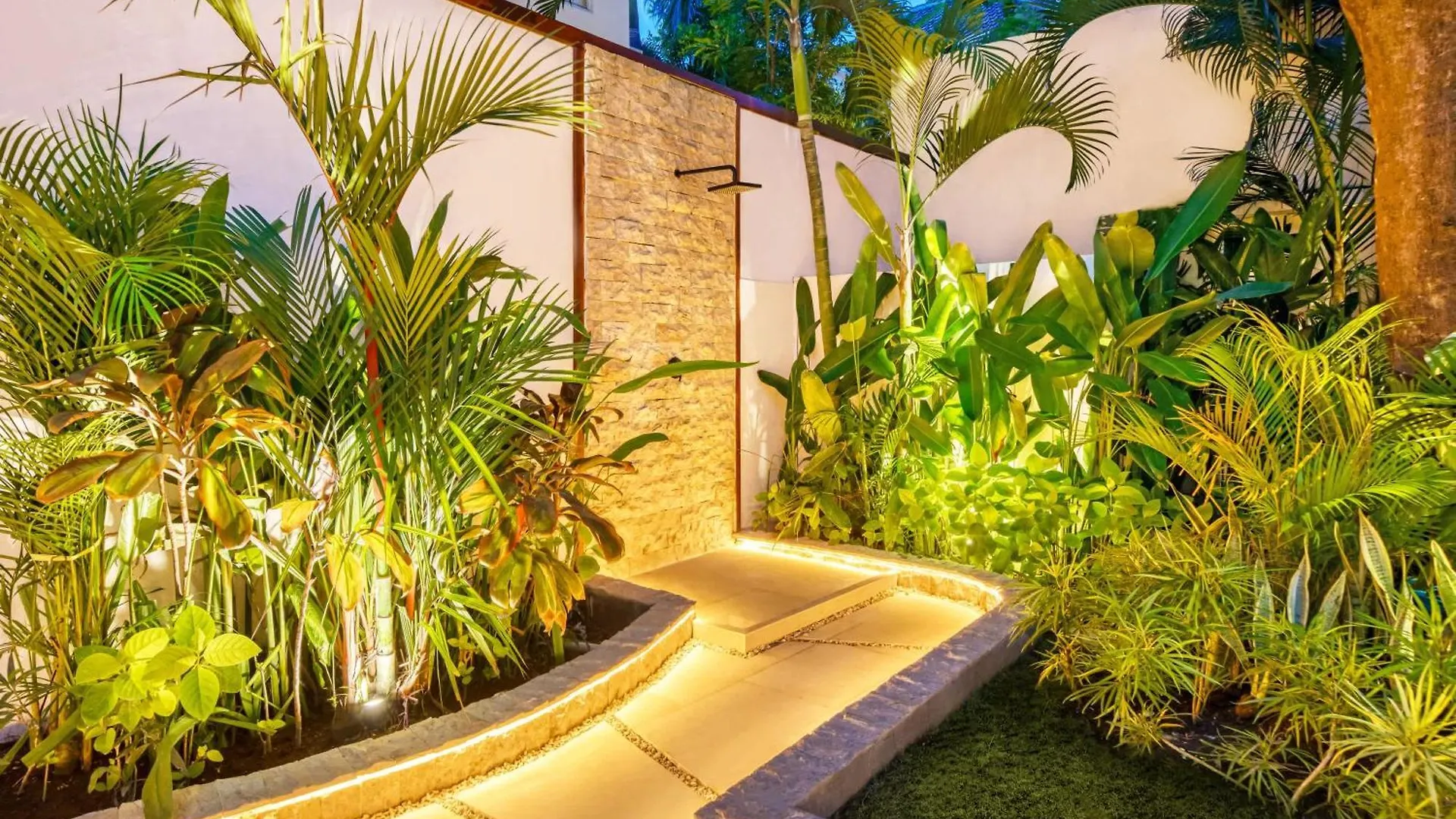 Villa Aurora - Private 6 Bdr Villa In Seminyak, Prime Location, Pool & Garden 인도네시아