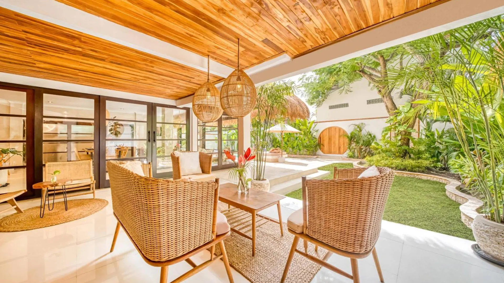 Villa Aurora - Private 6 Bdr Villa In Seminyak, Prime Location, Pool & Garden